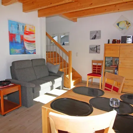 Doppelhaushaelfte Lee In בית נופש *