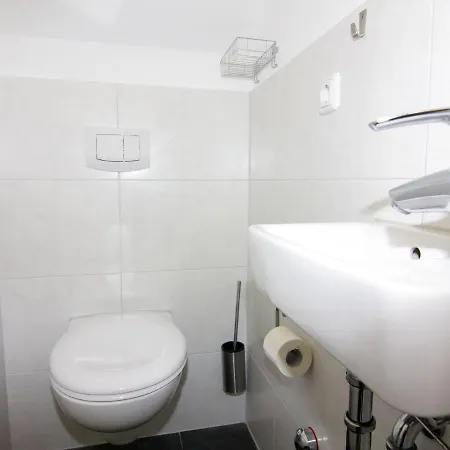 Doppelhaushaelfte Lee In בית נופש