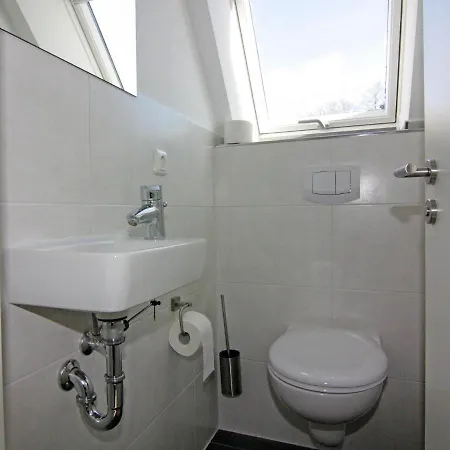 Doppelhaushaelfte Lee In *