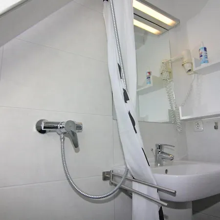 Doppelhaushaelfte Lee In * זינקסט